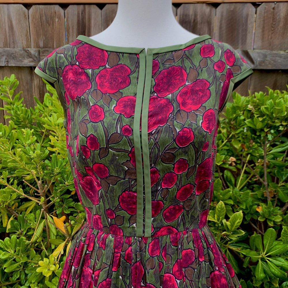 Vintage 1950s Fit and Flare Dress Rose Print - Picture 2 of 8